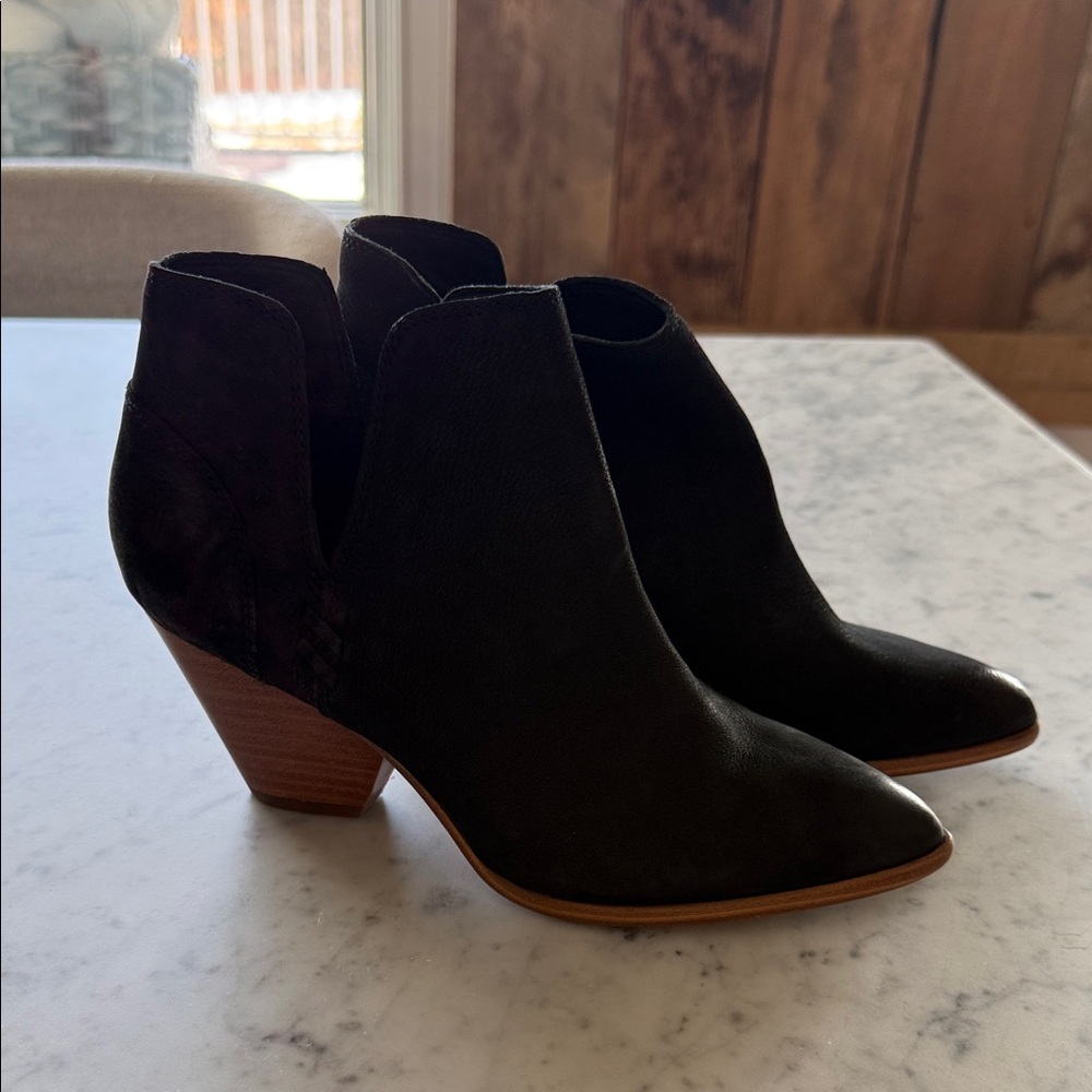 FRYE AND CO. Black Ankle Booties
